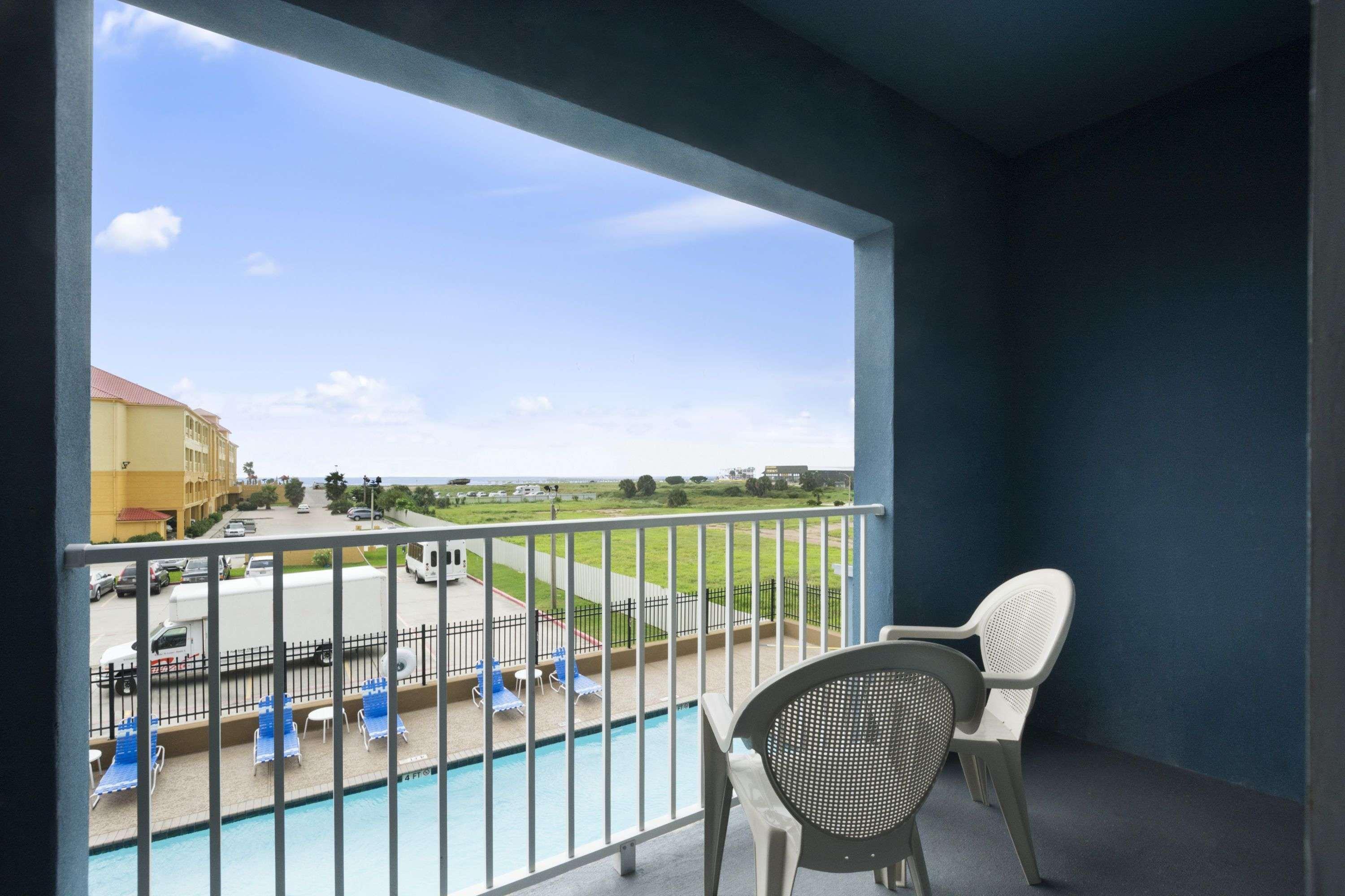 Days Inn & Suites By Wyndham Galveston West/Seawall Exterior photo