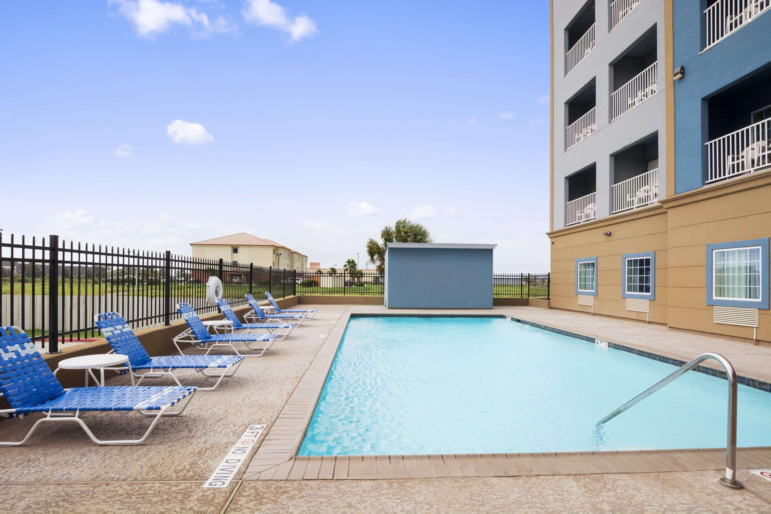 Days Inn & Suites By Wyndham Galveston West/Seawall Exterior photo